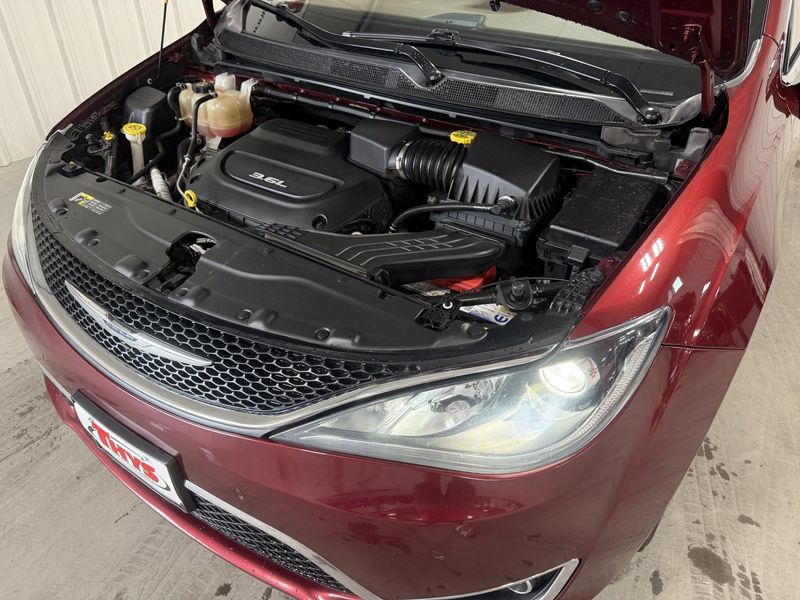 Used 2017 Chrysler Pacifica LimitedImage 17