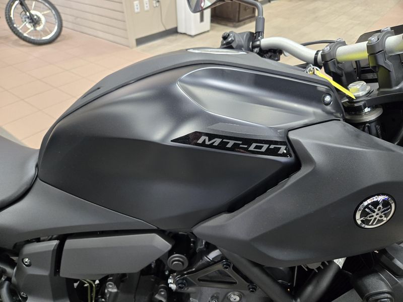 2025 Yamaha MT07 MATTE CHARCOAL BLACK Image 9