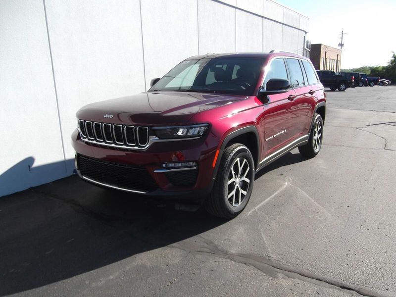 2025 Jeep Grand Cherokee Limited photo 2