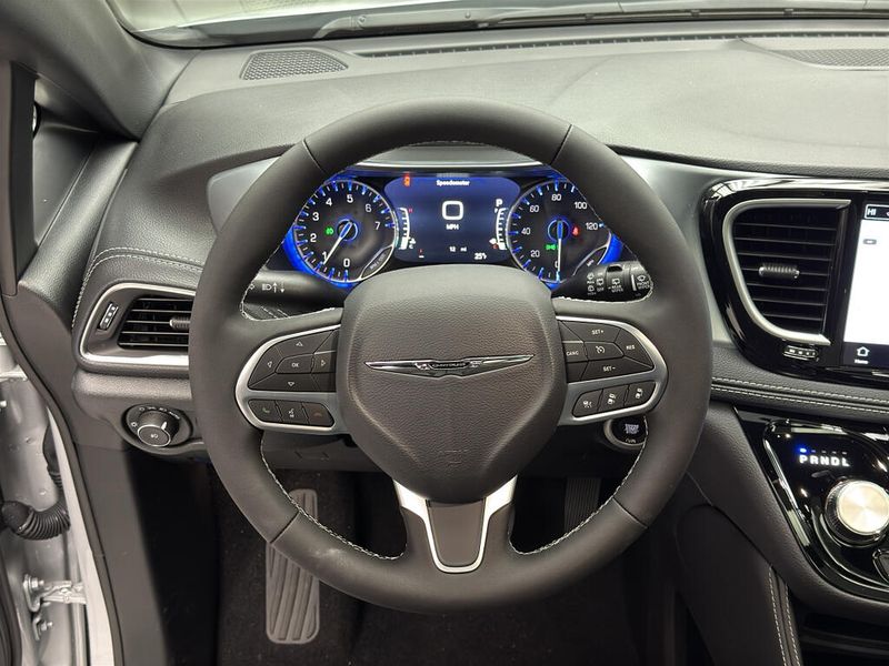New 2026 Chrysler Pacifica Limited AwdImage 9
