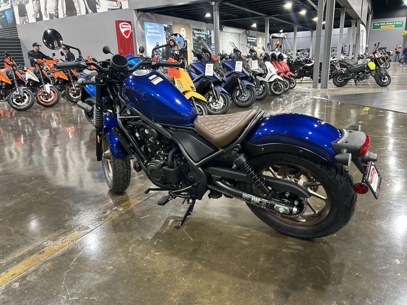 2025 Honda REBEL 500 ABS SE  in a PEARL BLUE exterior color. Del Amo Motorsports of Redondo Beach (424) 390-7811 delamomotorsports.com 