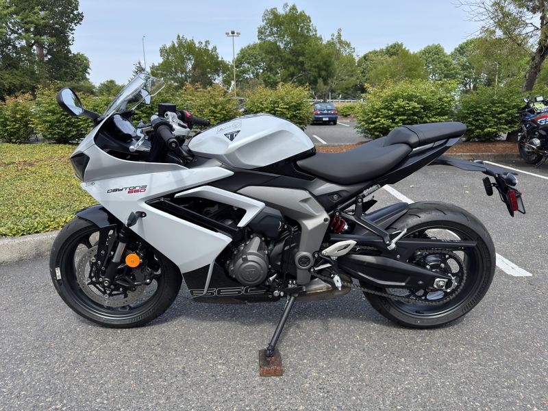 2025 Triumph Daytona 660 - SNOWDONIA WHITE - SAPPHIRE BLACK 