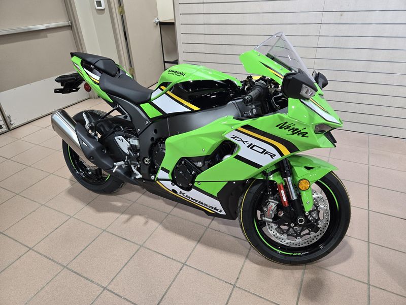 2025 Kawasaki NINJA ZX10R KRT EDITION LIME GREEN AND EBONY AND PEARL BLIZZARD WHITEImage 4