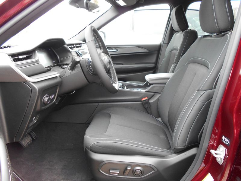 2025 Jeep Grand Cherokee Image 6