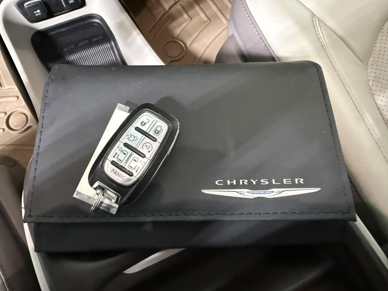 Used 2018 Chrysler Pacifica Touring LImage 19