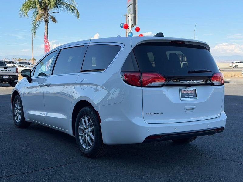 New 2027 Chrysler Pacifica LXImage 4