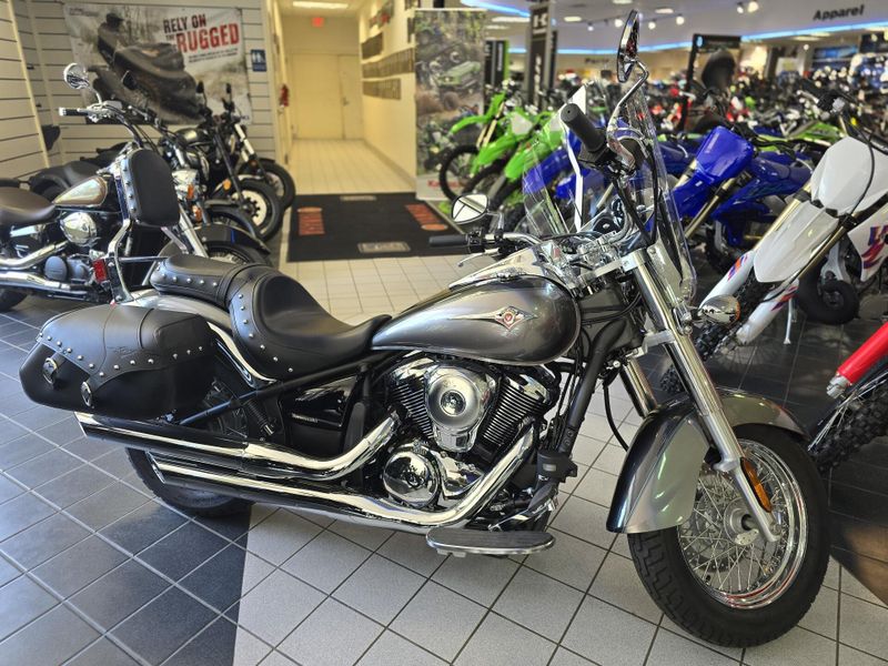 2025 Kawasaki VULCAN 900 CLASSIC LT METALLIC GRAPHITE GRAY AND METALLIC CARBON GRAY Image 2