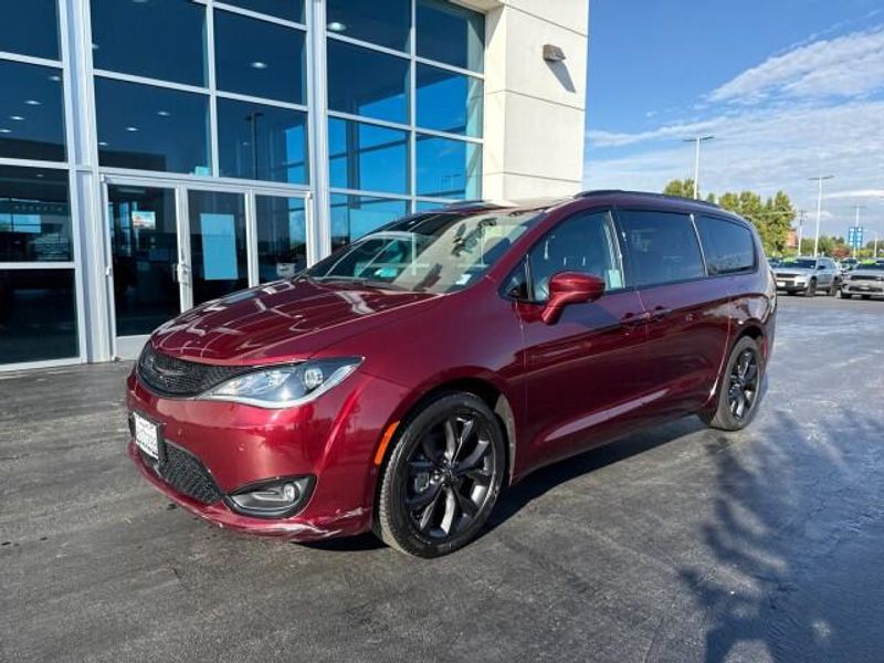 2019 Chrysler Pacifica Touring L photo 3
