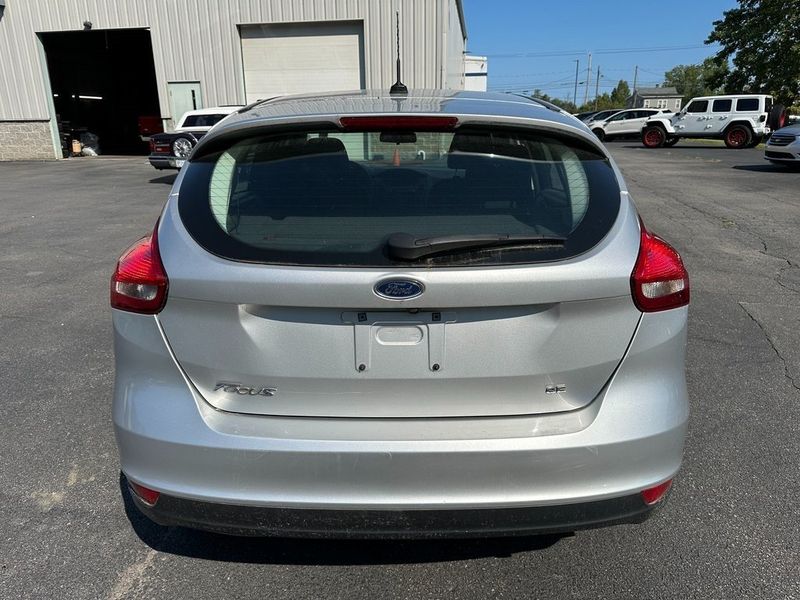 2015 Ford Focus SEImage 12