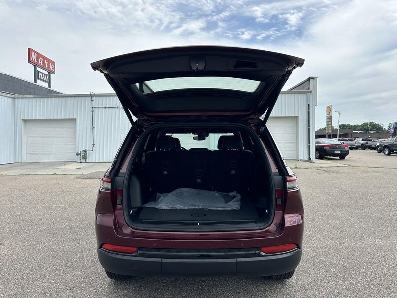 2024 Jeep Grand Cherokee Altitude XImage 8