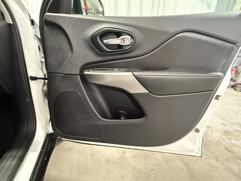 Used 2021 Jeep Cherokee Latitude PlusImage 12