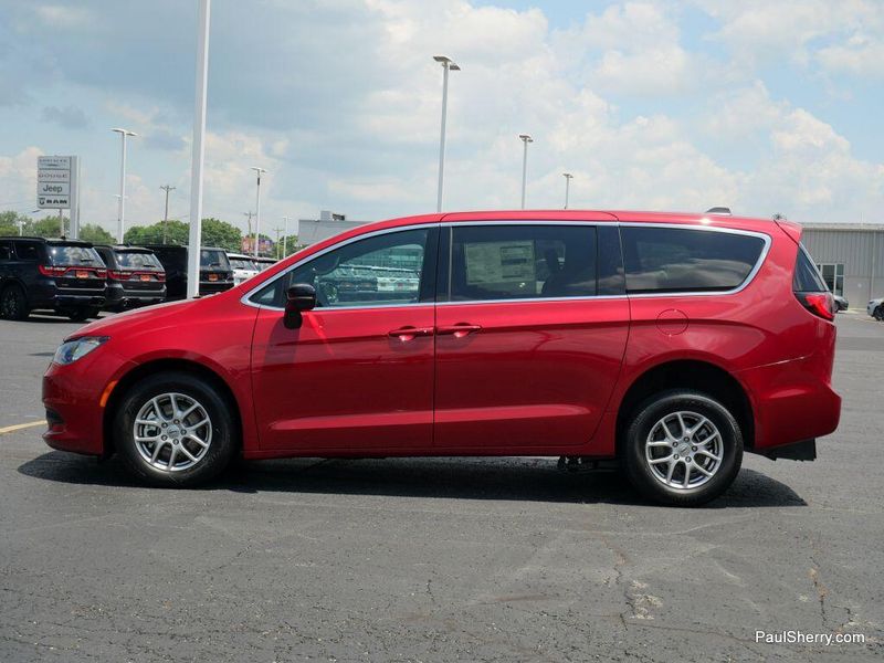 New 2025 Chrysler Voyager LXImage 28
