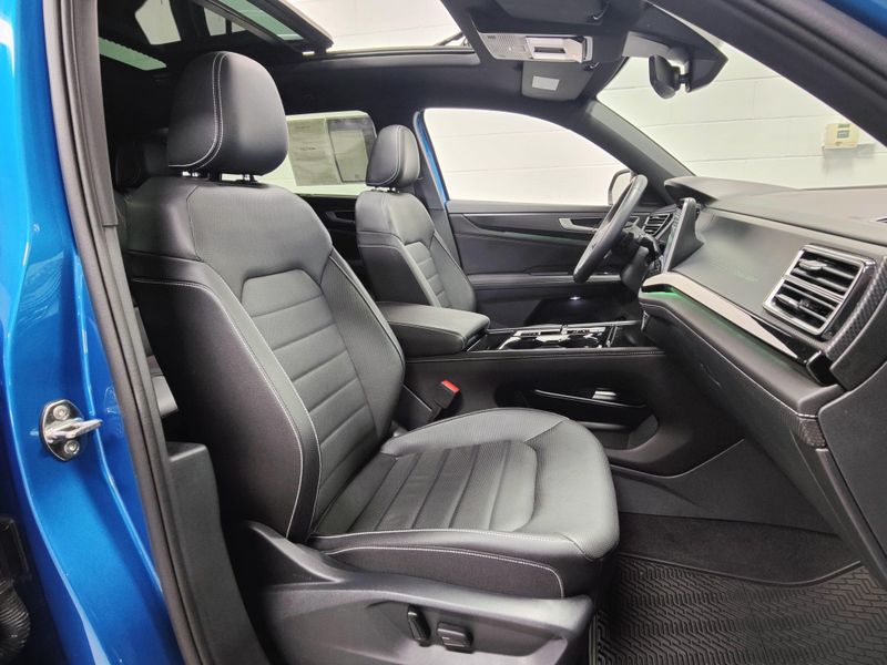 Used 2025 Volkswagen Atlas Cross Sport SEL AWD R-Line Black w/Sunroof/NavImage 5