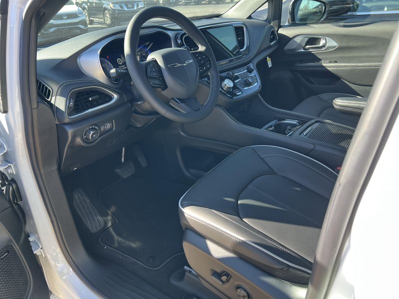 New 2026 Chrysler Pacifica LimitedImage 11