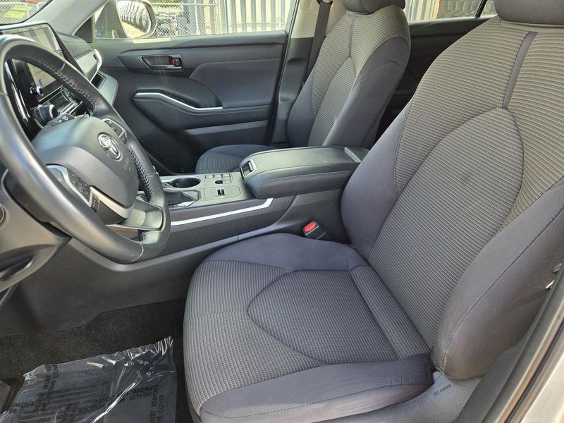 Used 2024 Toyota Highlander LE FWD (Natl)