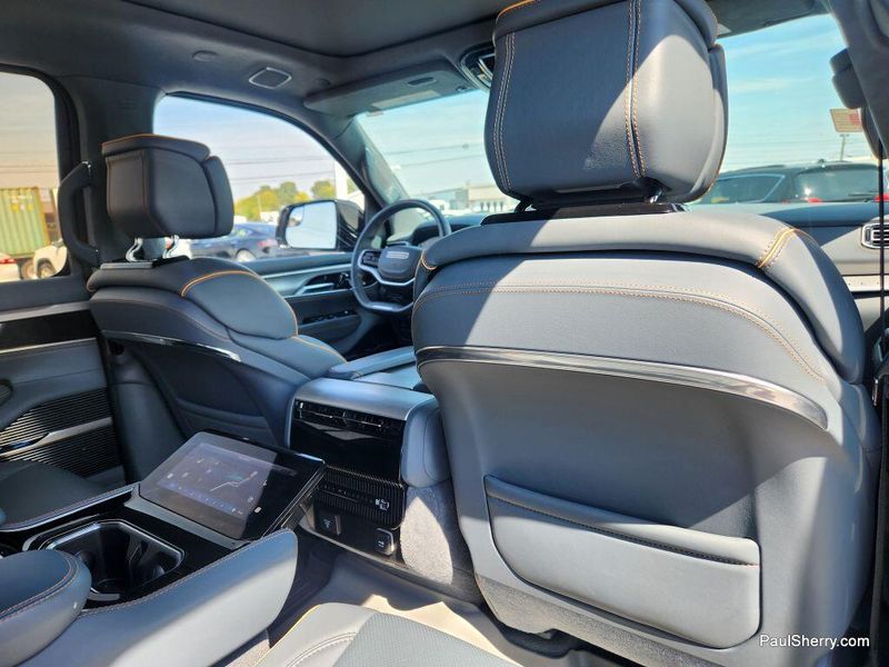 2023 Jeep Grand Wagoneer L II photo 43