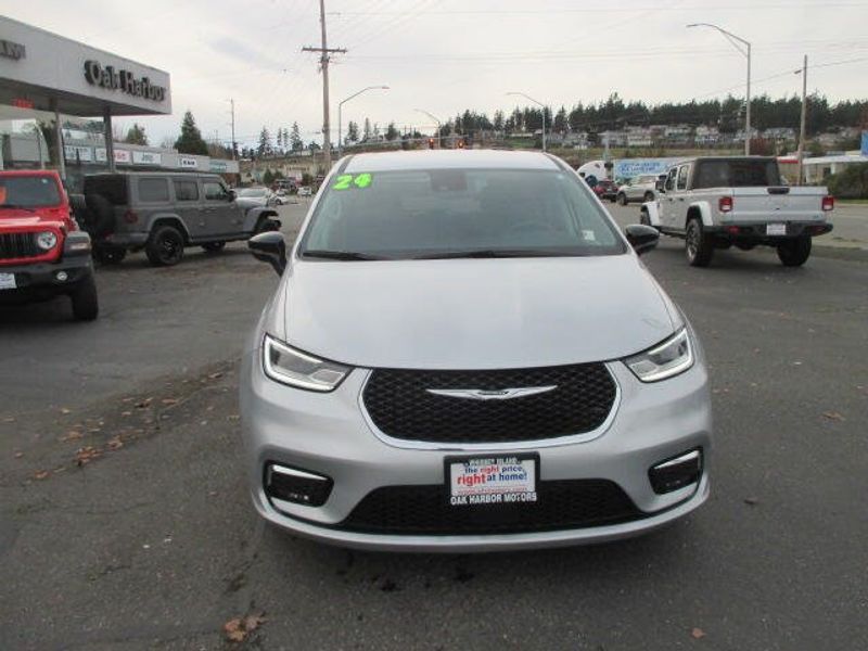 2024 Chrysler Pacifica Touring L photo 2