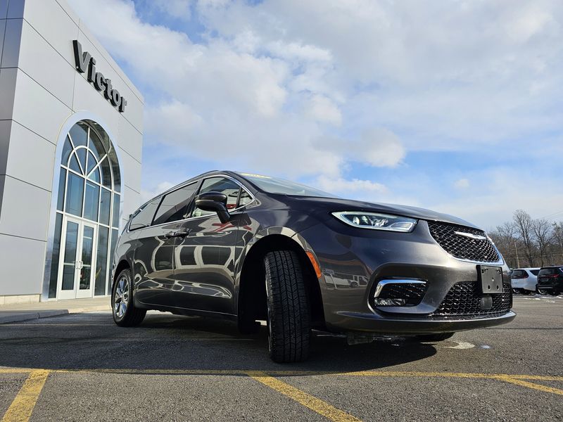 Used 2022 Chrysler Pacifica Touring LImage 3