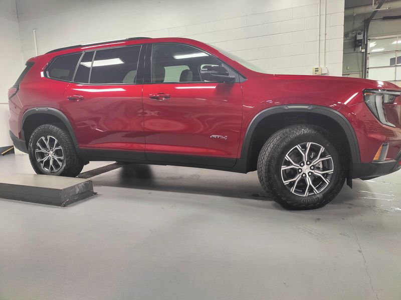Used 2025 GMC Acadia AWD AT4Image 3