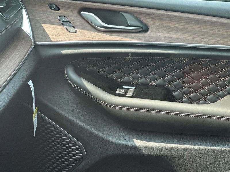 2023 Jeep Grand Cherokee L Summit 4x4Image 11
