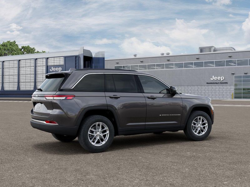 New 2026 Jeep Grand Cherokee Laredo XImage 2