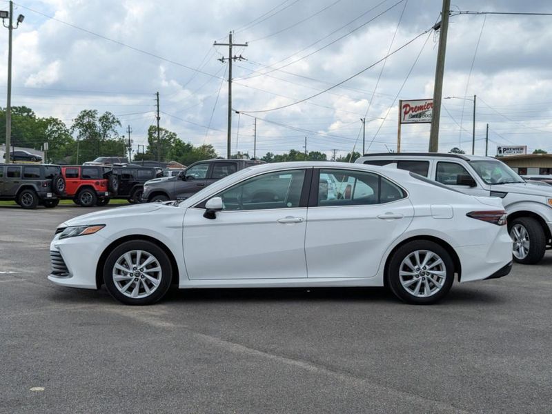 2022 Toyota Camry LE in a WHITE exterior color. Johnson Dodge 601-693-6343 pixelmotiondemo.com 