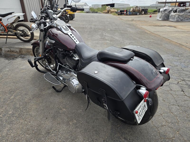 USED 2022 HARLEY SOFT TAIL FAT BOY 114 MIDNIGHT CRIMSON AND VIVID BLACK Image 6