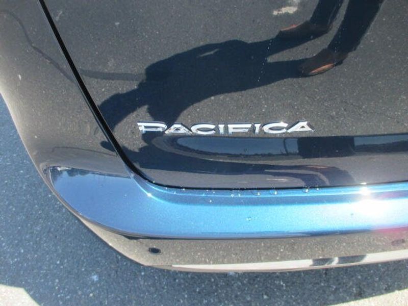 New 2025 Chrysler Pacifica SelectImage 11