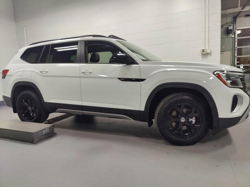 2024 Volkswagen Atlas Peak Edition SE w/Technology/SunroofImage 3