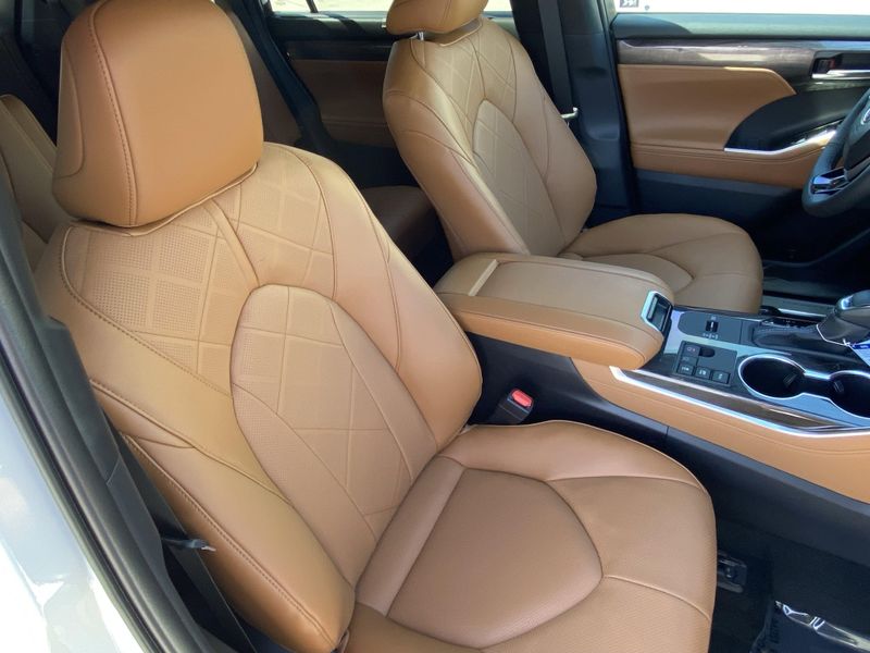 New 2025 Toyota Highlander Hybrid PlatinumImage 11
