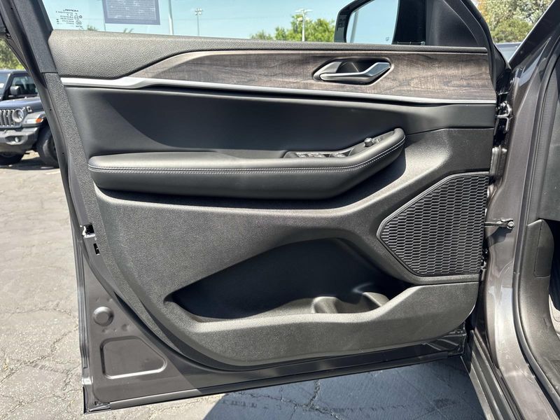 New 2026 Jeep Grand Cherokee L Laredo Altitude 4x2