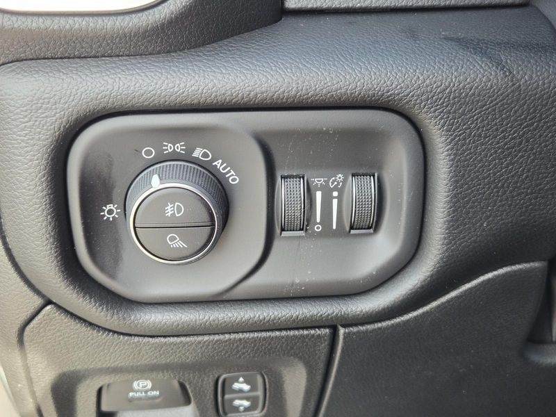 New 2026 RAM 1500 Big Horn Crew Cab 4x2 5'7' Box