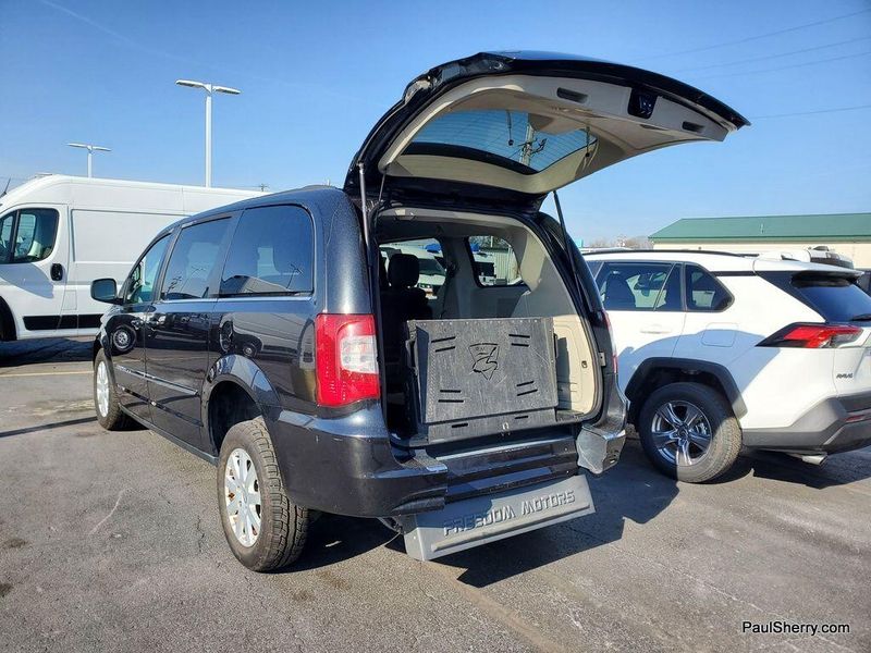 2015 Chrysler Town & Country TouringImage 11