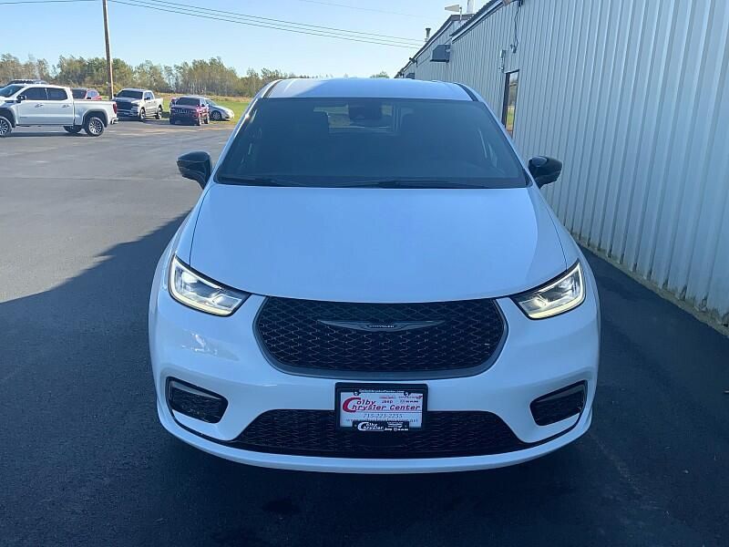 2026 Chrysler Pacifica photo 2