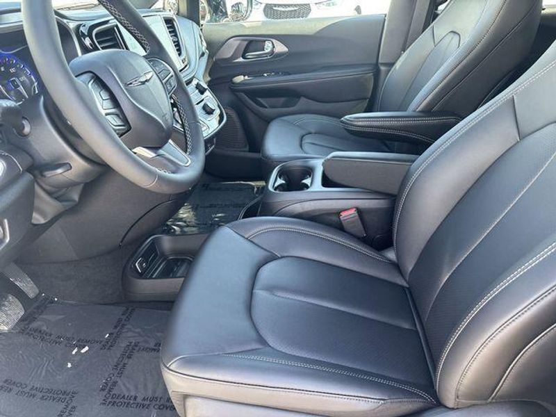 New 2026 Chrysler Pacifica SelectImage 16
