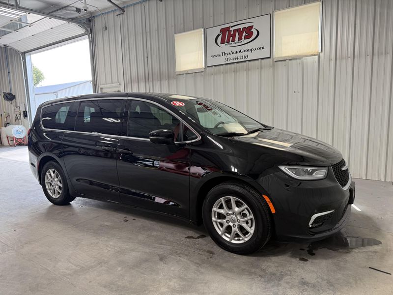 Used 2025 Chrysler Pacifica SelectImage 1