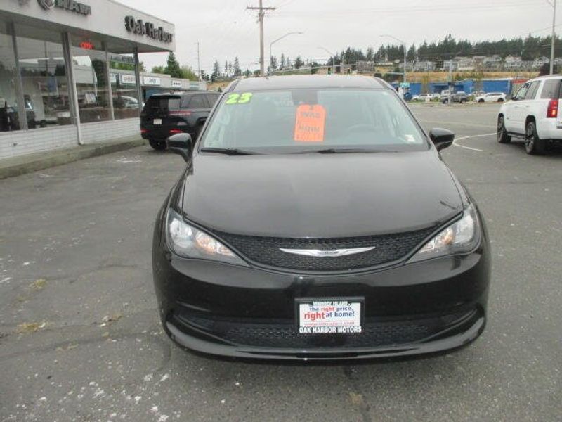 Used 2023 Chrysler Voyager LXImage 3