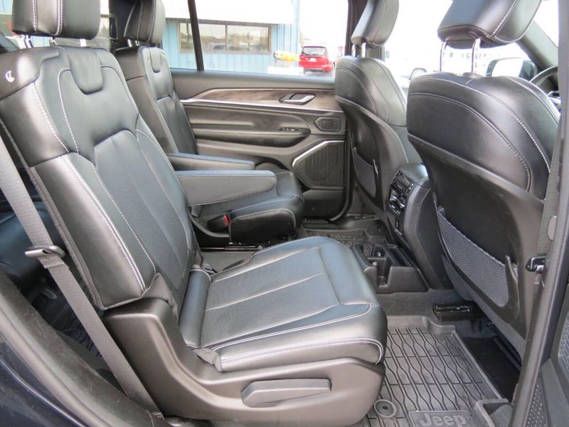 Used 2024 Jeep Grand Cherokee L Overland 4x4 4dr SUVImage 13