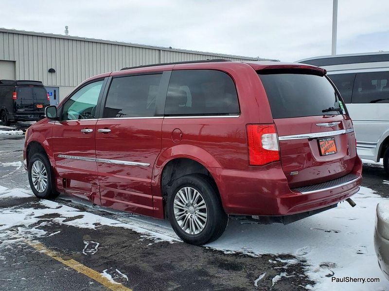 2016 Chrysler Town & Country Touring-LImage 9