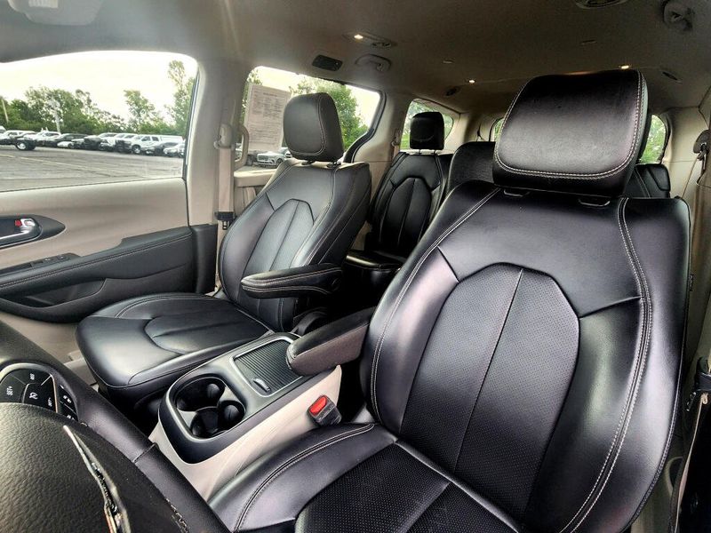 Used 2023 Chrysler Pacifica Touring L