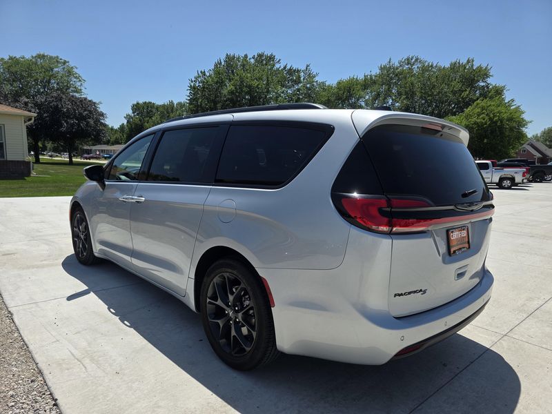 Used 2023 Chrysler Pacifica Touring LImage 5