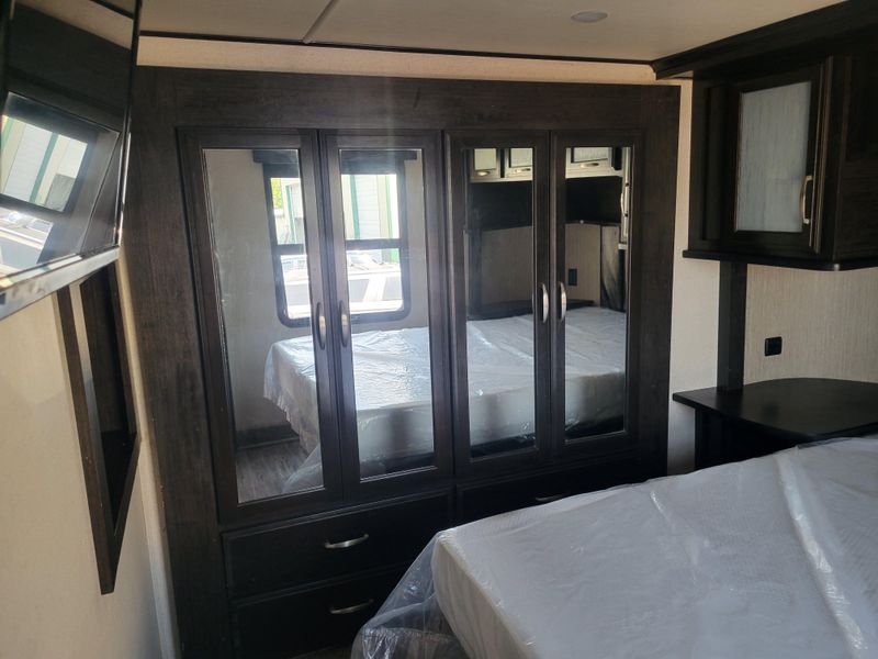 Used 2017 GRAND DESIGN MOMENTUM M- 388M Image 19
