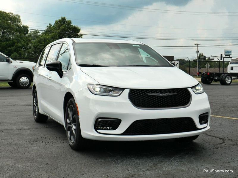 New 2026 Chrysler Pacifica Select