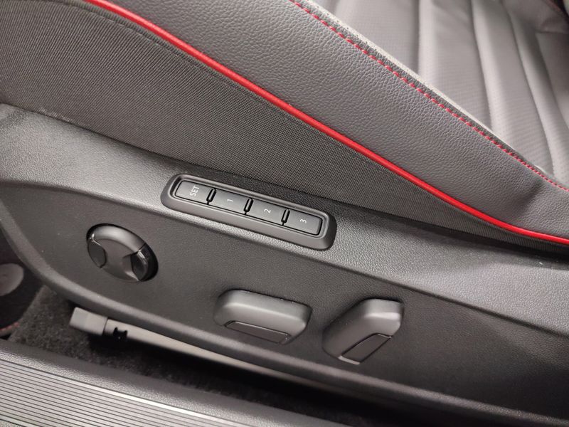 2024 Volkswagen Golf GTI SE w/Sunroof/Leather PkgImage 11