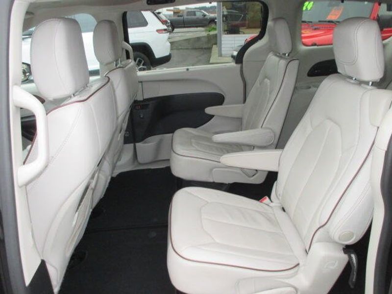 Used 2020 Chrysler Pacifica LimitedImage 24