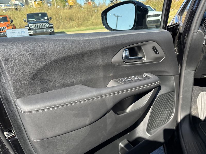 New 2026 Chrysler Pacifica SelectImage 24