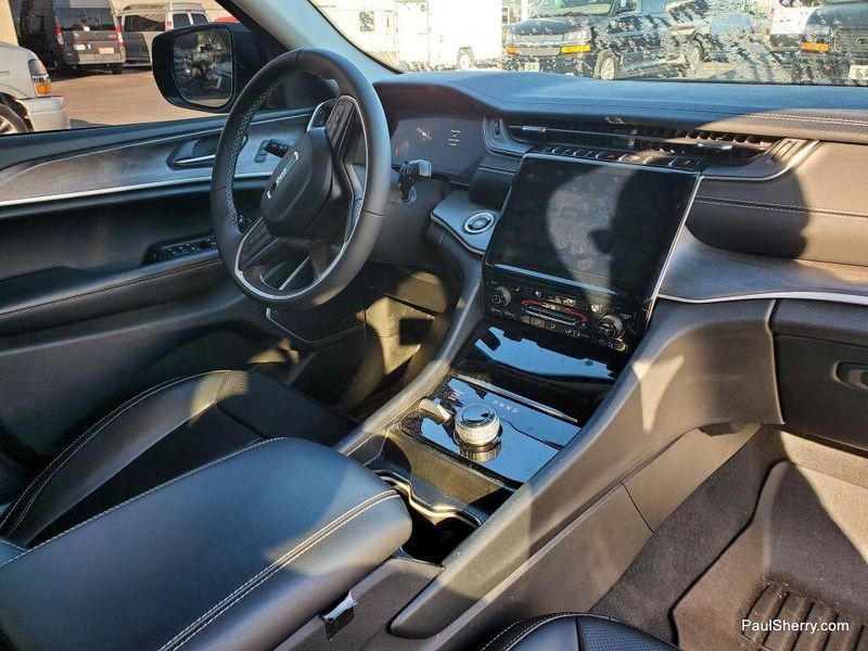 2024 Jeep Grand Cherokee Limited photo 9