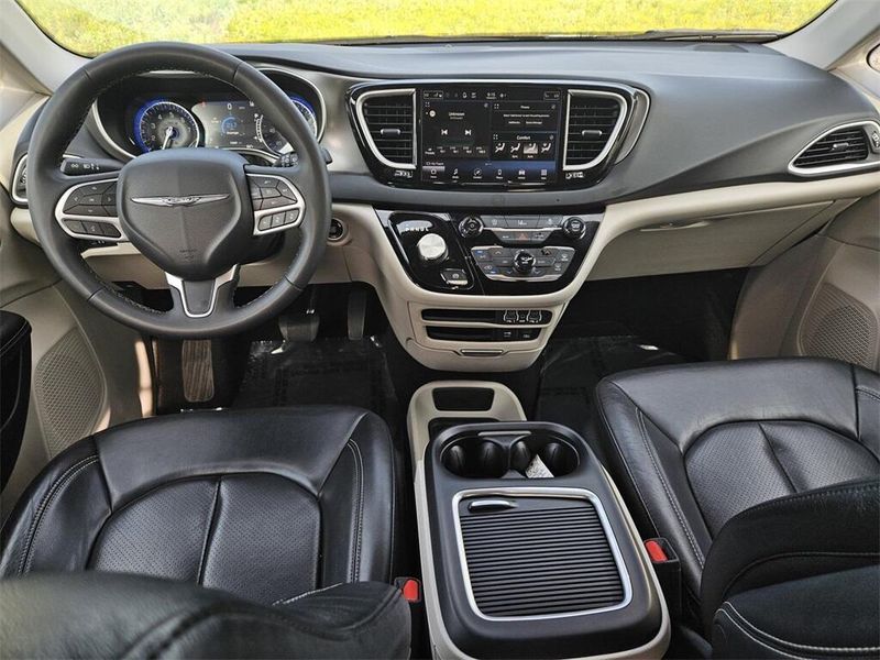 2022 Chrysler Pacifica Touring LImage 11