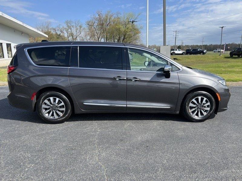 2023 Chrysler Pacifica Plug-in Hybrid LimitedImage 10