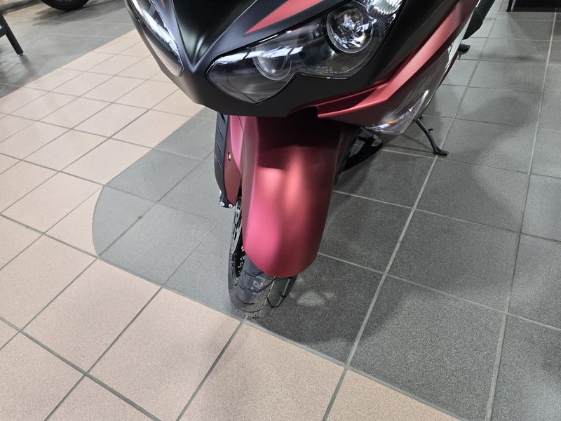 2025 Kawasaki NINJA ZX14R ABS METALLIC MATTE SOVEREIGN RED AND METALLIC FLAT SPARK BLACK AND METALLIC MATTE GRAPHITE GRAY Image 12